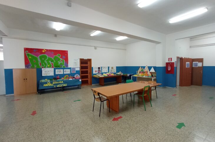 atrio secondo piano scuola secondaria Marzabotto